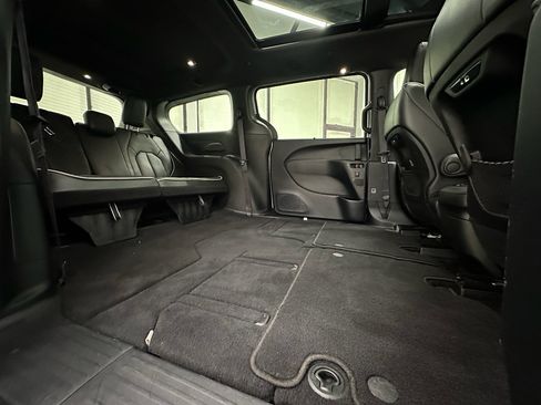 Used 2026 Chrysler Pacifica Limited w/ S Appearance Package FWD image 18