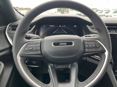 Used 2025 Jeep Grand Cherokee Laredo X image 20