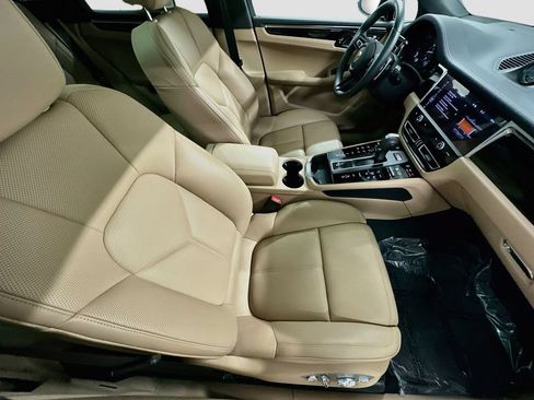 Certified 2025 Porsche Macan AWD/4WD image 29