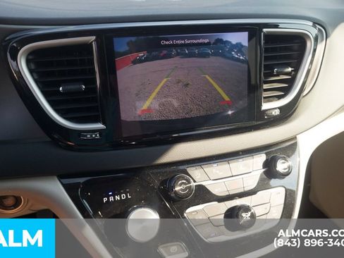 Used 2024 Chrysler Pacifica Touring-L FWD image 8