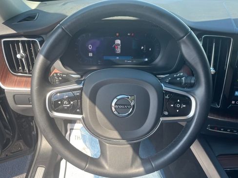 Used 2023 Volvo XC60 B5 Plus image 11