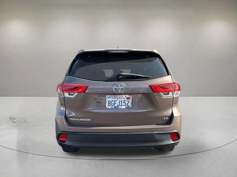 Used 2018 Toyota Highlander Plus w/ Carpet Mat Package (TMS) FWD image 3