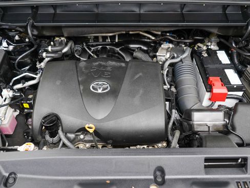 Used 2022 Toyota Highlander XLE AWD/4WD image 31