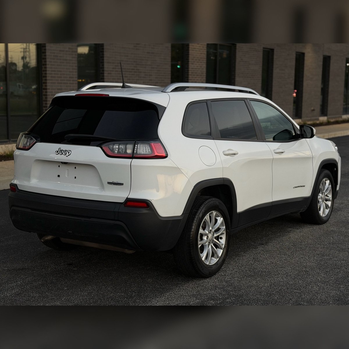 Used 2020 Jeep Cherokee Latitude FWD image 2