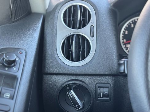 Used 2011 Volkswagen Tiguan S image 28