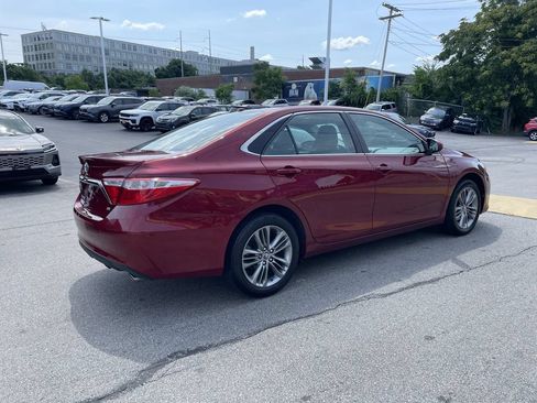 Used 2017 Toyota Camry SE w/ Moonroof Package FWD image 8