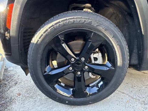 Used 2023 Jeep Grand Cherokee L Limited w/ Luxury Tech Group II image 3