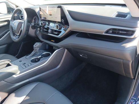 Used 2025 Toyota Highlander XLE image 33