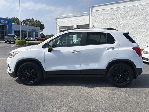 Used 2019 Chevrolet Trax LT w/ Sun & Sound Package FWD image 16
