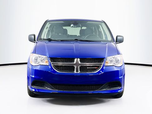 Used 2019 Dodge Grand Caravan SE w/ UConnect Hands-Free Group image 2