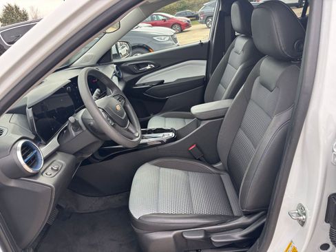 Used 2025 Chevrolet Trax LT image 25