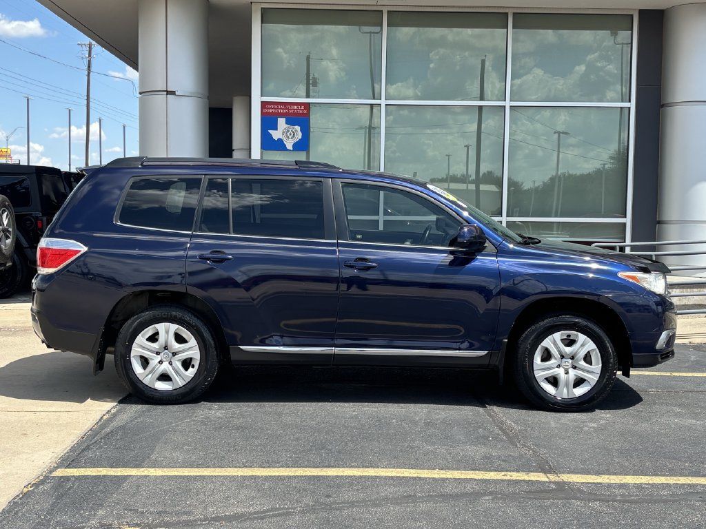 Used 2012 Toyota Highlander SE w/ Tow Pkg FWD image 2