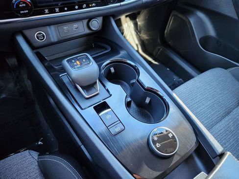 Used 2022 Nissan Rogue SV image 26