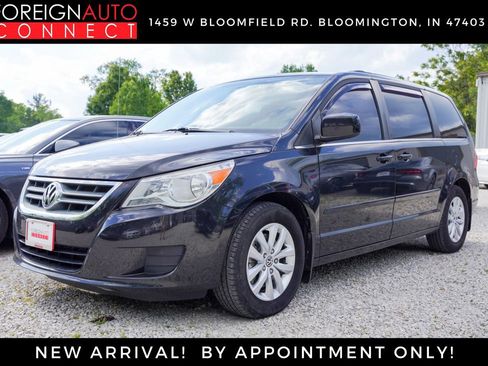 Used 2013 Volkswagen Routan SE FWD image 1