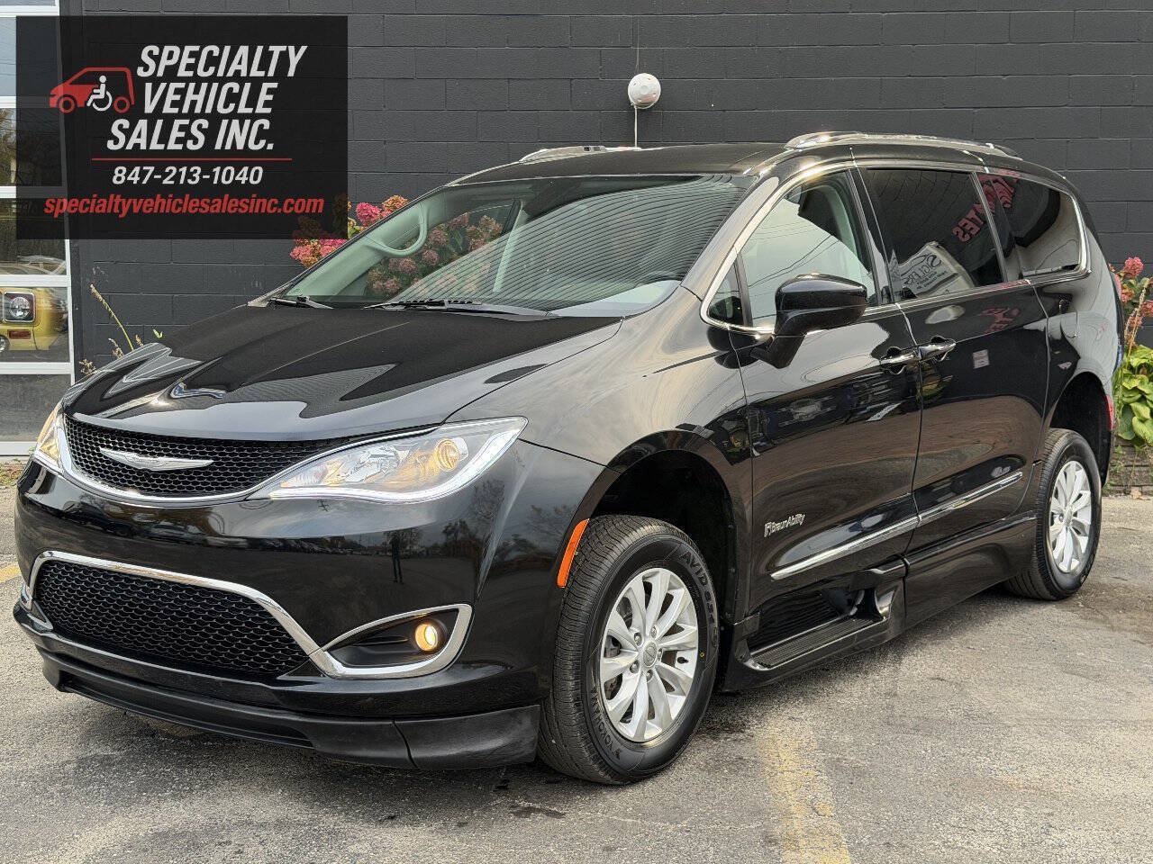 Used 2018 Chrysler Pacifica Touring-L FWD image 7