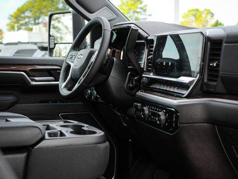 Used 2025 Chevrolet Silverado 2500 LT image 33