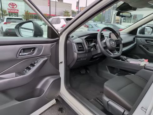 Used 2024 Nissan Rogue S FWD image 10