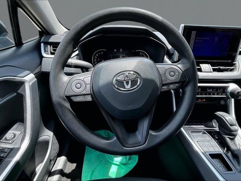 Used 2025 Toyota RAV4 XLE AWD/4WD image 5