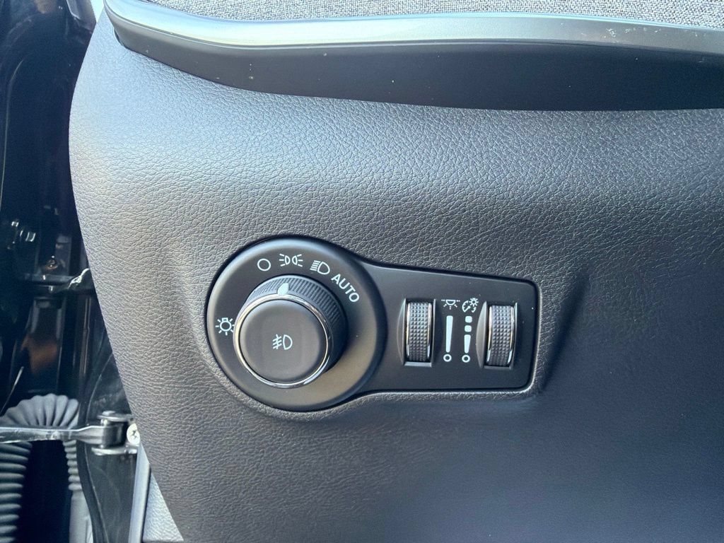 Used 2023 Jeep Compass Latitude w/ Convenience Group AWD/4WD image 28