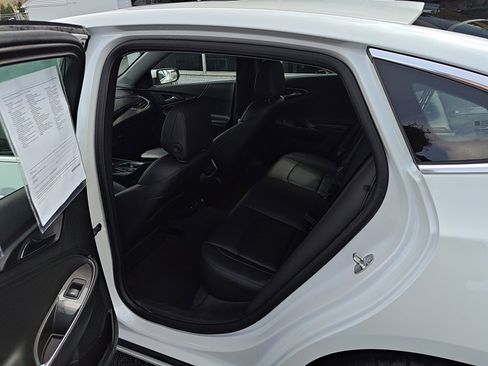 Used 2017 Chevrolet Malibu LT w/ Leather Package image 11