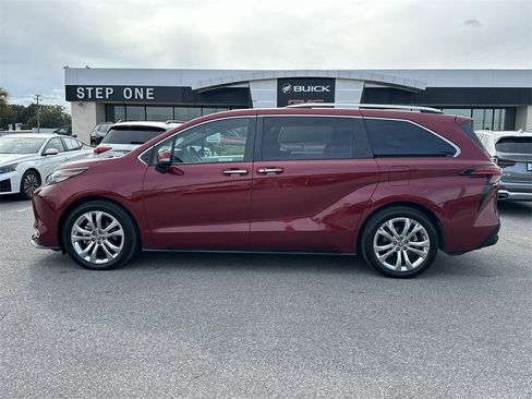 Used 2023 Toyota Sienna Platinum image 5