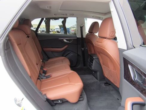 Used 2022 Audi Q8 Premium image 27