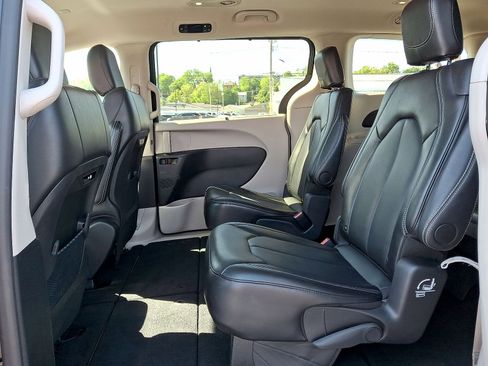 Used 2024 Chrysler Pacifica Touring-L FWD image 20