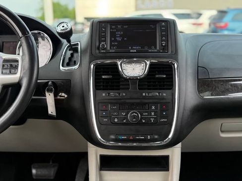 Used 2015 Chrysler Town & Country Limited FWD image 22
