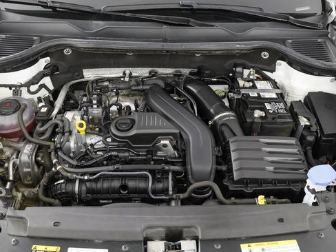 Used 2024 Volkswagen Taos SE w/ MDO Package FWD image 48