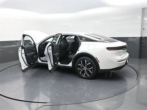 Used 2024 Toyota Crown XLE image 29