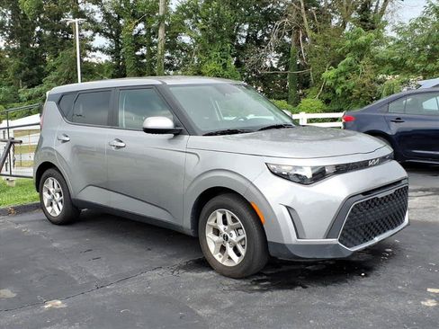 Used 2024 Kia Soul LX w/ Option Group 015 FWD image 2