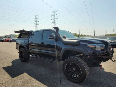 Used 2022 Toyota Tacoma TRD Off-Road image 10