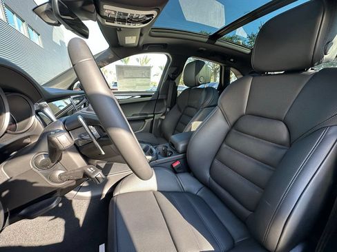 Certified 2026 Porsche Macan AWD/4WD image 5