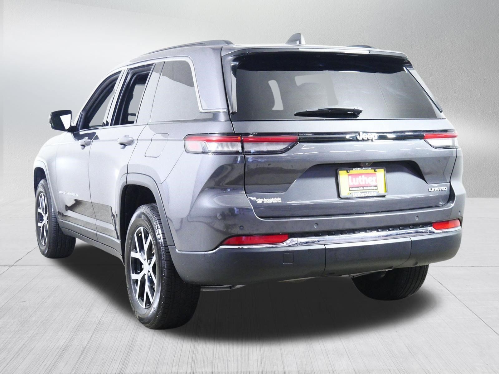 Used 2024 Jeep Grand Cherokee Limited RWD image 5