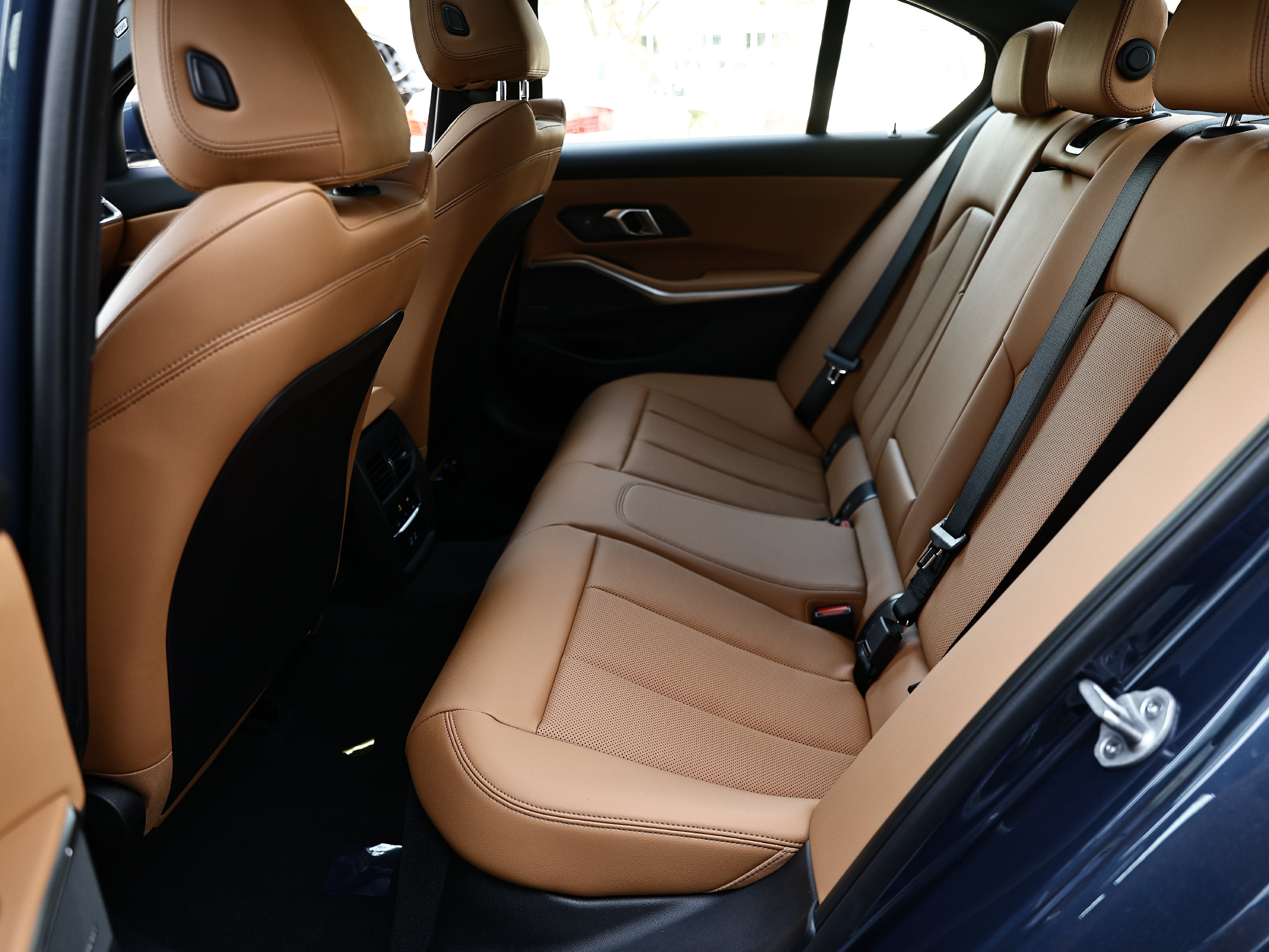 New 2026 BMW 330i xDrive Sedan w/ Premium Package AWD/4WD image 25