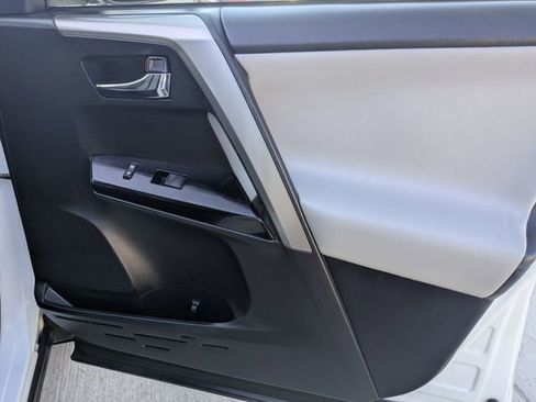 Used 2016 Toyota RAV4 Limited image 33