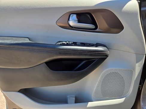 Used 2017 Chrysler Pacifica Touring FWD image 15