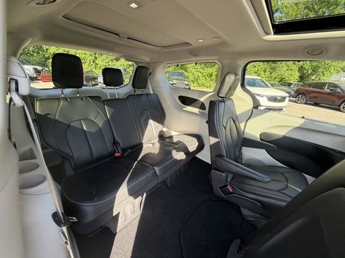Used 2019 Chrysler Pacifica Limited FWD image 32