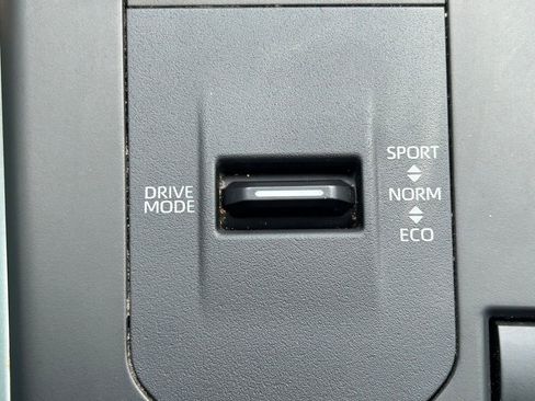 Used 2020 Toyota Highlander XLE FWD image 30