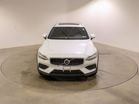 Used 2025 Volvo V60 B5 Cross Country Plus image 8