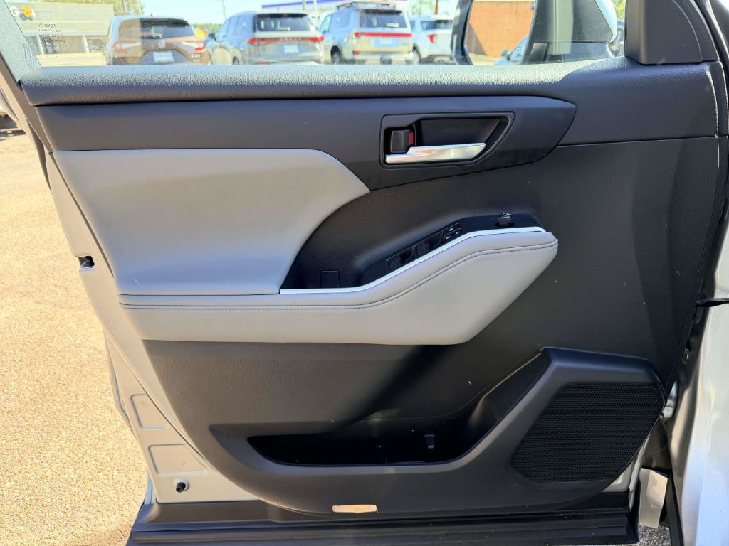 Certified 2021 Toyota Highlander XLE AWD/4WD image 17