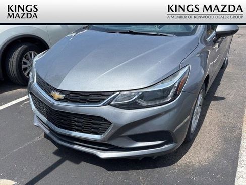 Used 2018 Chevrolet Cruze LT FWD image 1