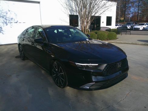 Used 2023 Honda Accord Touring image 2