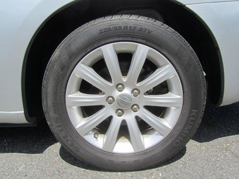 Used 2011 Chrysler 200 Touring FWD image 27