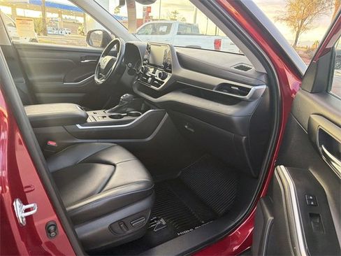 Certified 2022 Toyota Highlander XLE image 28
