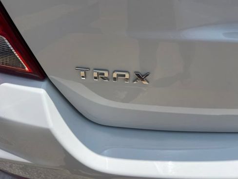 Used 2022 Chevrolet Trax LT w/ LT Convenience Package FWD image 8