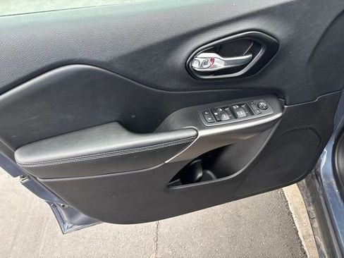 Used 2021 Jeep Cherokee Latitude w/ Mopar Interior Package image 10