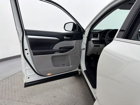 Used 2017 Toyota Highlander XLE FWD image 13