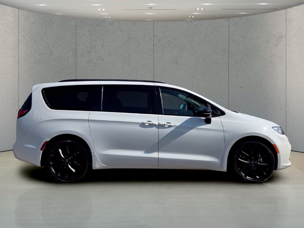 Used 2025 Chrysler Pacifica Limited FWD image 6