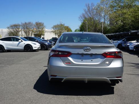 Used 2023 Toyota Camry SE image 4